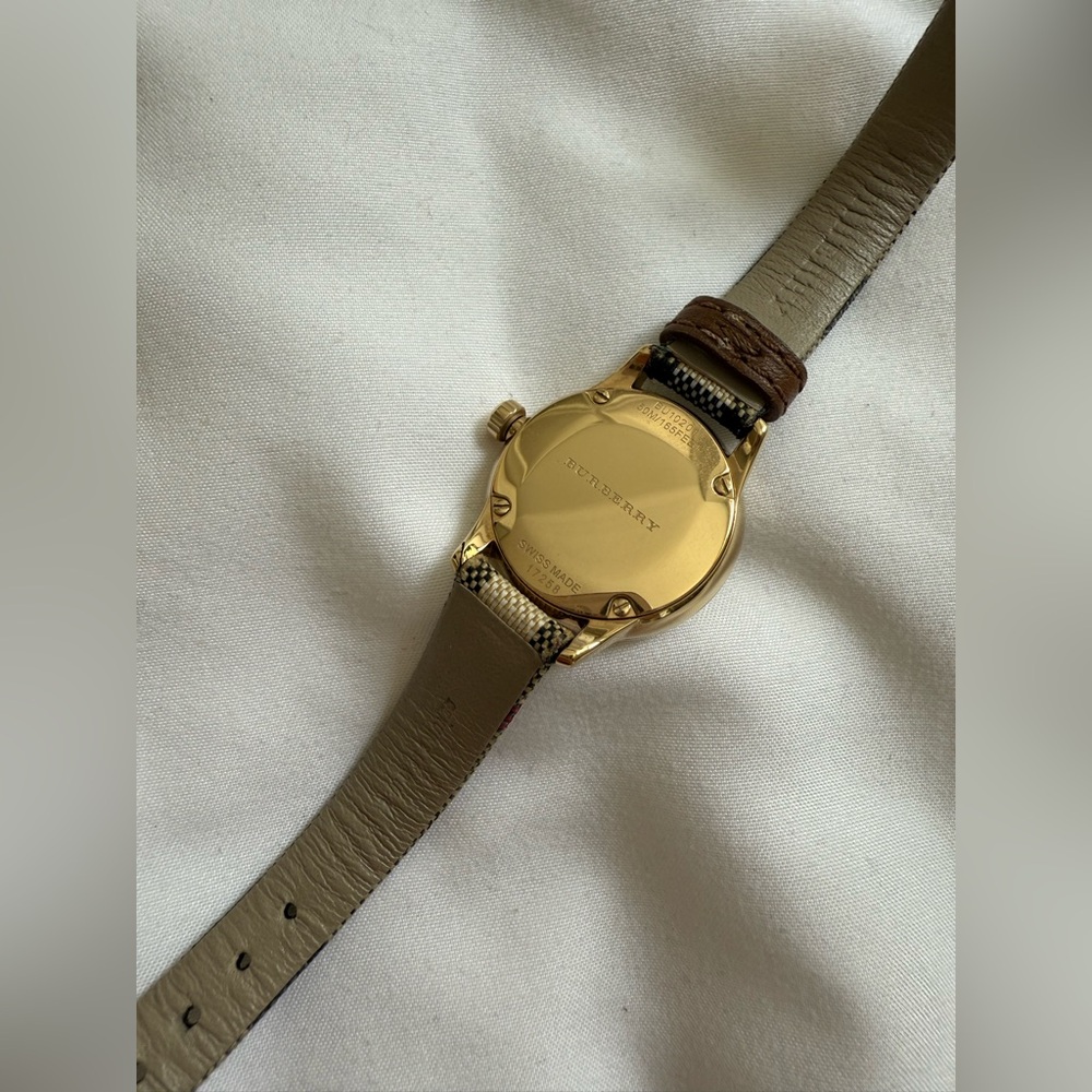 Burberry Gold and Brown Watch with Iconic Design - Picture 3 of 5